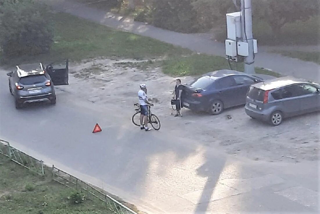 На крестовском острове сбили велосипедиста. Машина сбивает велосипедистов Мем. В Кашире сбили велосипедиста.