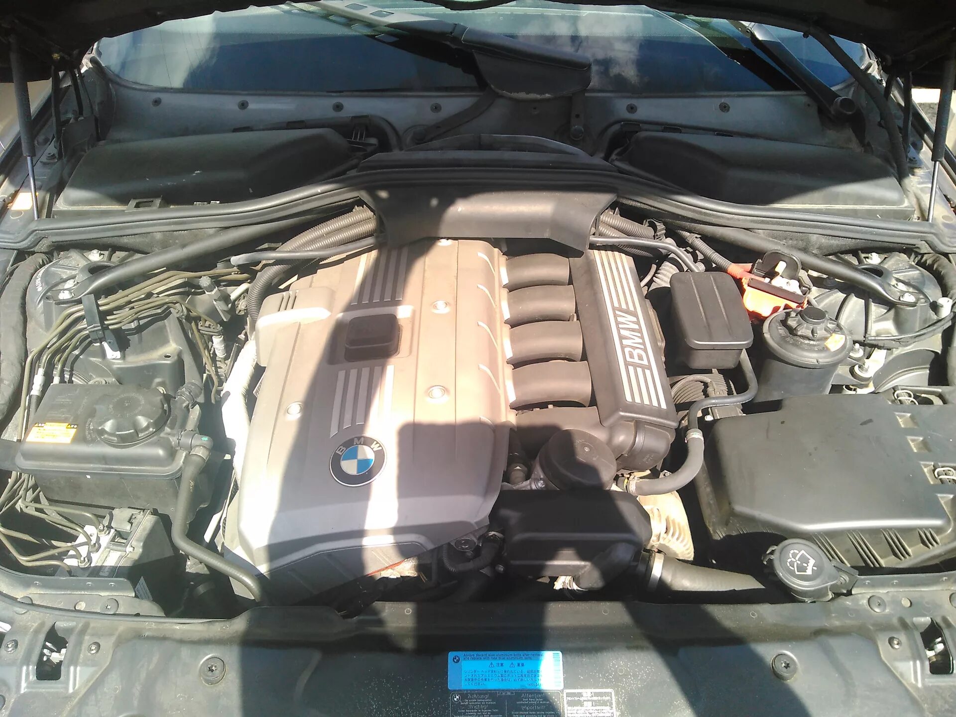 Мотор н52 е90. Подкапотка бмв е60. Бмв е60 под капотом. Bmw e60 3. Бмв е 60 мотор.