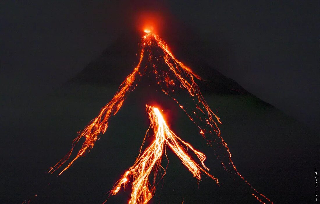 Лава вытекает из вулкана. Поток 55. Мпг55-24. Извержение вулкана потоки лавы. Лава льется.