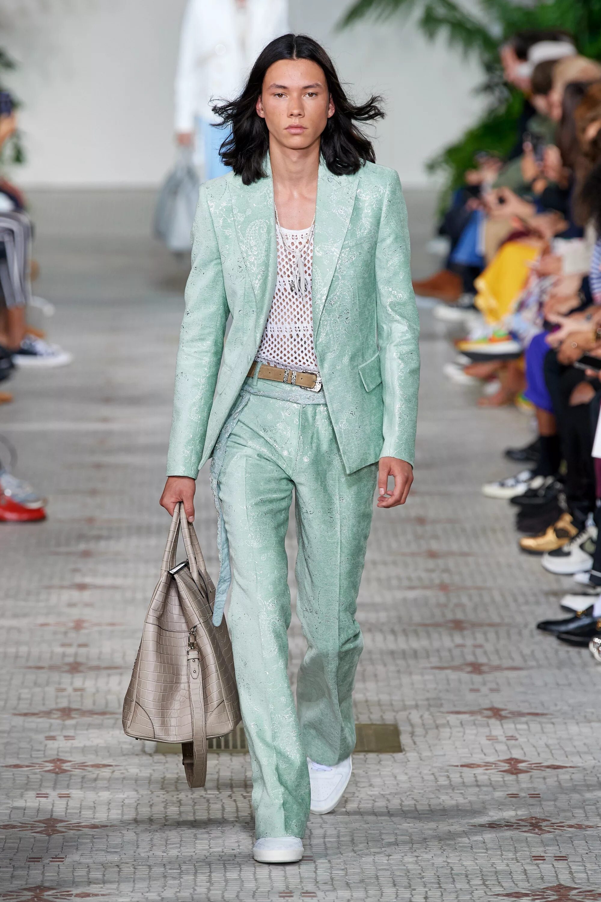 Модно одеться 2025. Vogue брюки 2025. модные женские брюки весна лето 2025. модные женские брюки 2025-2025. мода брюки весна 2025 женские.