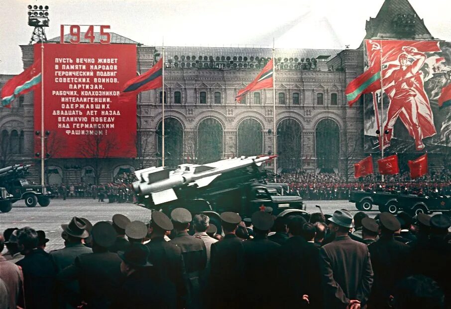 9 мая будет ссср. Первый парад Победы 1965. Парад Победы 1965 в Москве. Парад на красной площади 9 мая 1965 года.