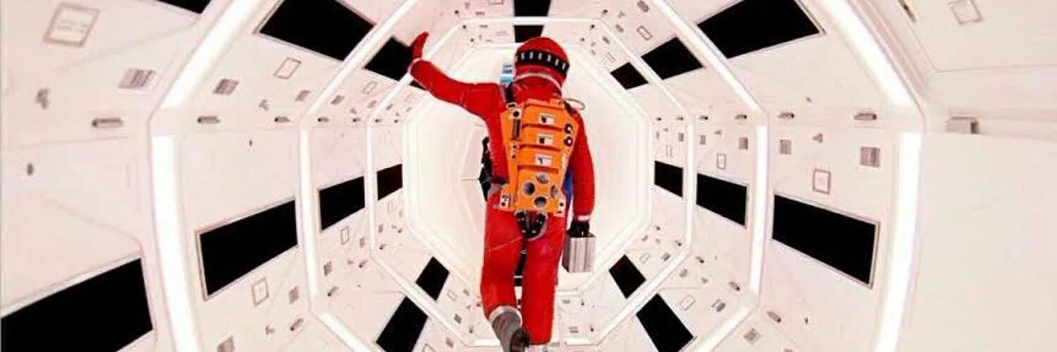 Космический корабль солярис тарковский. Космическая одиссея 2001 постер. Космическая одиссея кубрик 1968. Одиссея 2001 кубрик белая комната. Кубрик одиссея интерьер.