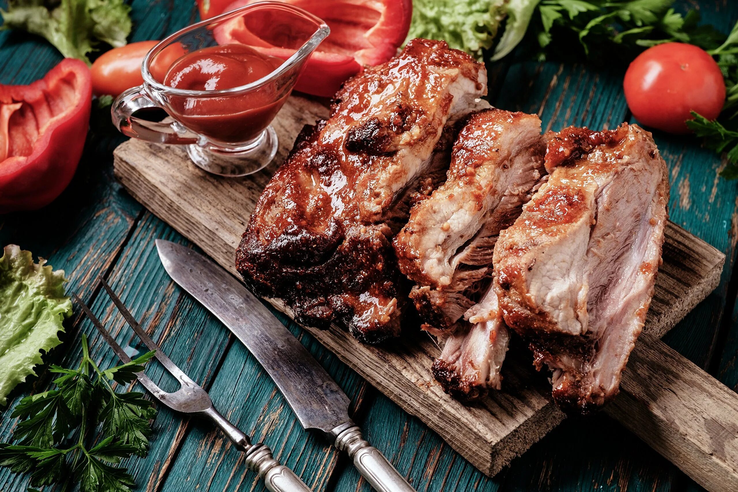 Стейк на ребре. Вкусное мясо. сочный стейк. жареное мясо. аппетитное мясо.
