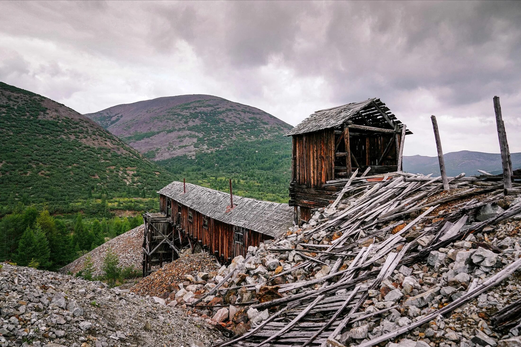 Гулаг бывшие лагеря. Рудник днепровский в магадане. Магадан тюрьма талая. Магадан зона тюрьма. Колыма сталинские лагеря.