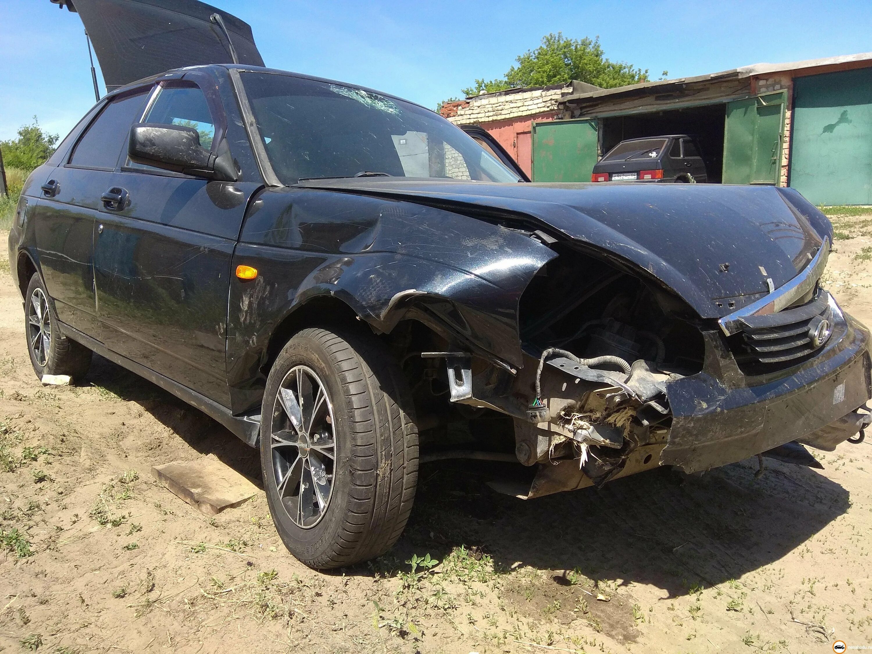 Чёрная лада приора седан разбитая. Битые авто приоры. Серебристая приора седан битая. Битая приора хэтчбек кварц. Битая белая приора хэтчбек.