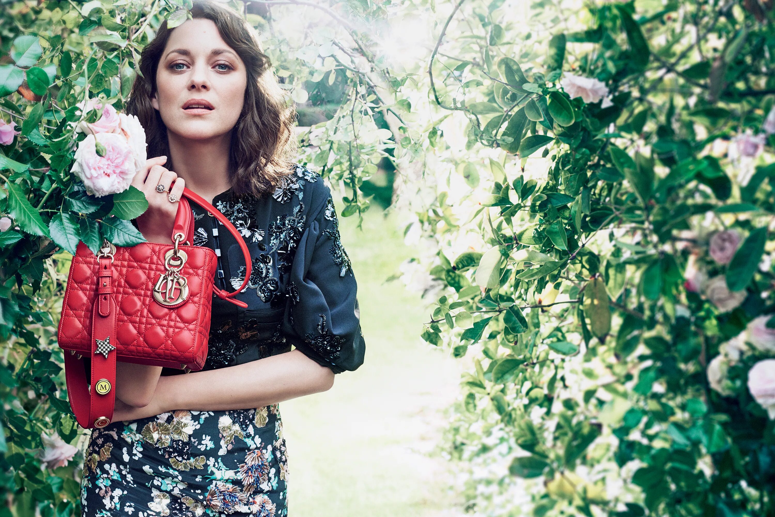 Dior models. Марион котийяр сумка диор. марион котийяр lady dior. кампейн кристиан диор. marion cotillard 2025.