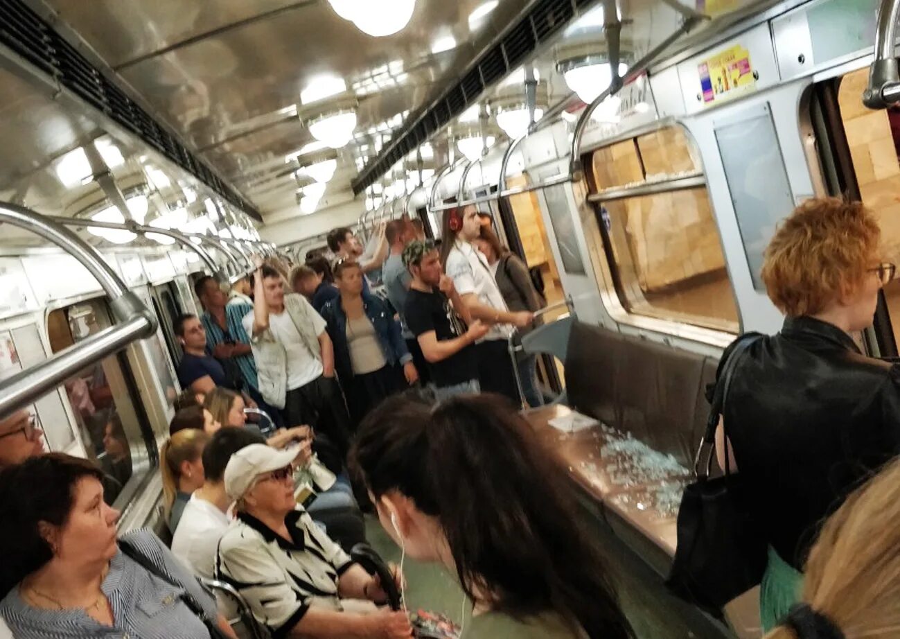 вагоны метро старые сгущенка. вагон метро интерьер. вагон московского метро изнутри. поезд метрополитена ретропоезд. почему в вагонах метро.