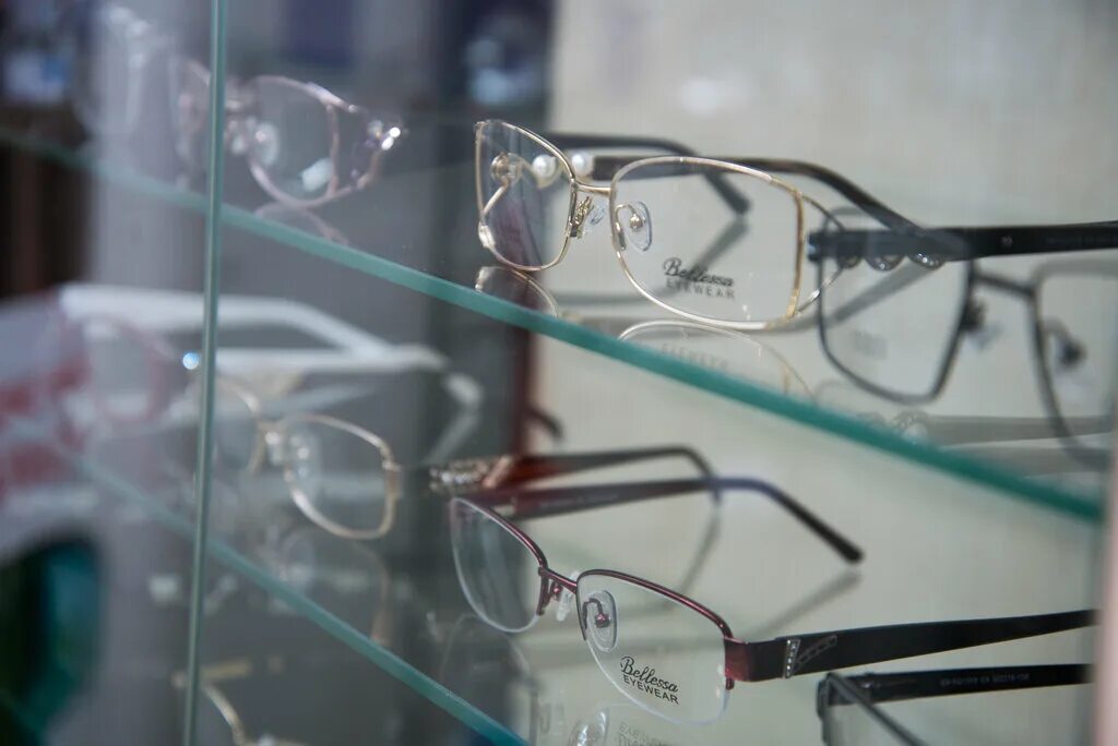 оптика в шарыпово. консультант в оптику. оптика. стеллаж для очков. витрина для очков.