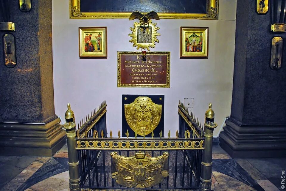 Кутузов михаил илларионович могила. Казанский собор кутузов похоронен. Могила михаила кутузова в казанском соборе. Кутузов захоронен в казанском соборе. Кутузов похоронен в казанском соборе.