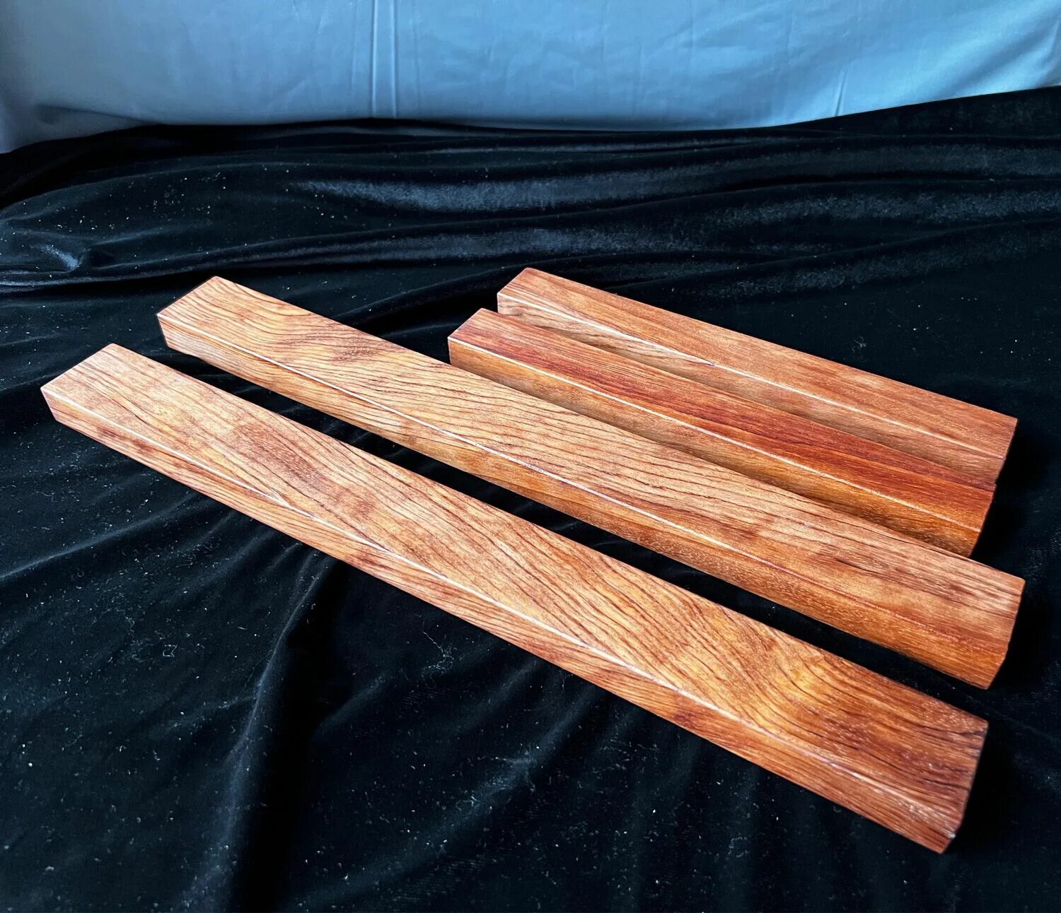 Дубовая доска. Распиловка бруса. Соединители деревянные бруски. Мебельное производство изделия. Столярные заготовки.