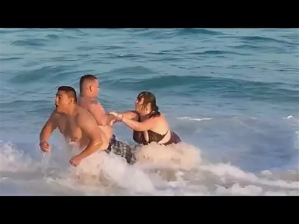 Фотосессия на море. В дагестане утонул мальчик. Сочи двое подростков унесло в море. Мальчики которых унесло в море. Смыло купальник на море.