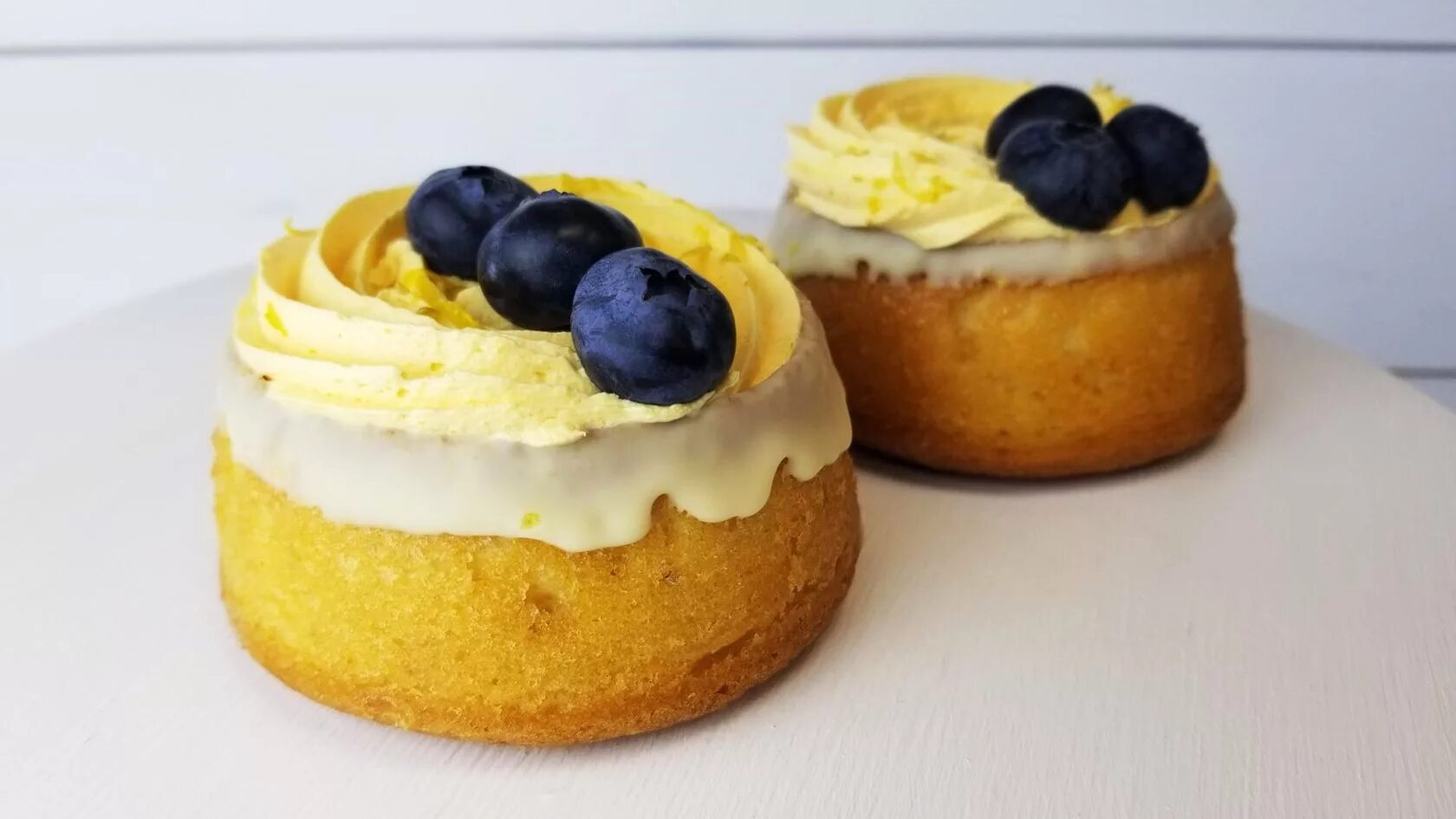 Изделия из бисквитное тесто. Изделия из бисквитного теста. Бисквитные изделия. Выпечка бисквитного рулета. Украшение из бисквитного теста.