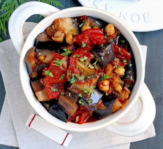 чанахи (грузинское национальное блюдо). мясо в горшочках с баклажанами. чанахи из баранины в горшочках. мясо в горшочках с баклажанами. чанахи из баранины в горшочках.