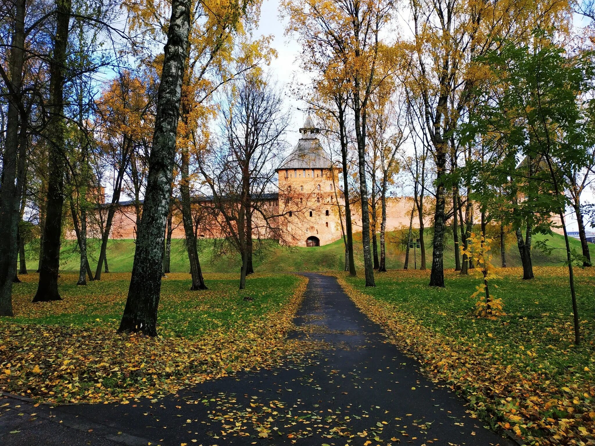 Великий Новгород осень. Великий Новгород Кремль осенний. Великий Новгород Кремль осень. Новгородский Кремль Великий Новгород осенью. Осень сайт великого новгорода