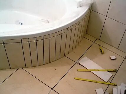 Угол ванны закрыт плиткой