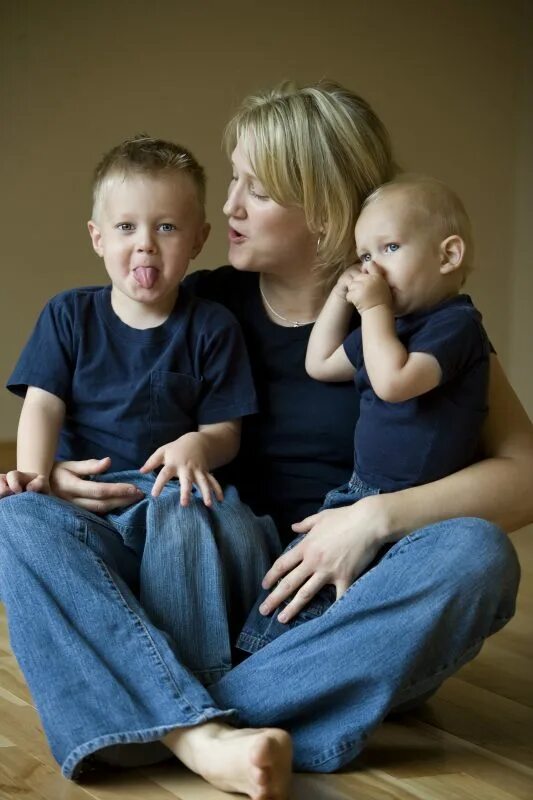 Mom 2 boys. Мать с двумя детьми. Семья в реальной жизни. Мама с двумя мальчиками картинка. Mom 2 boys.