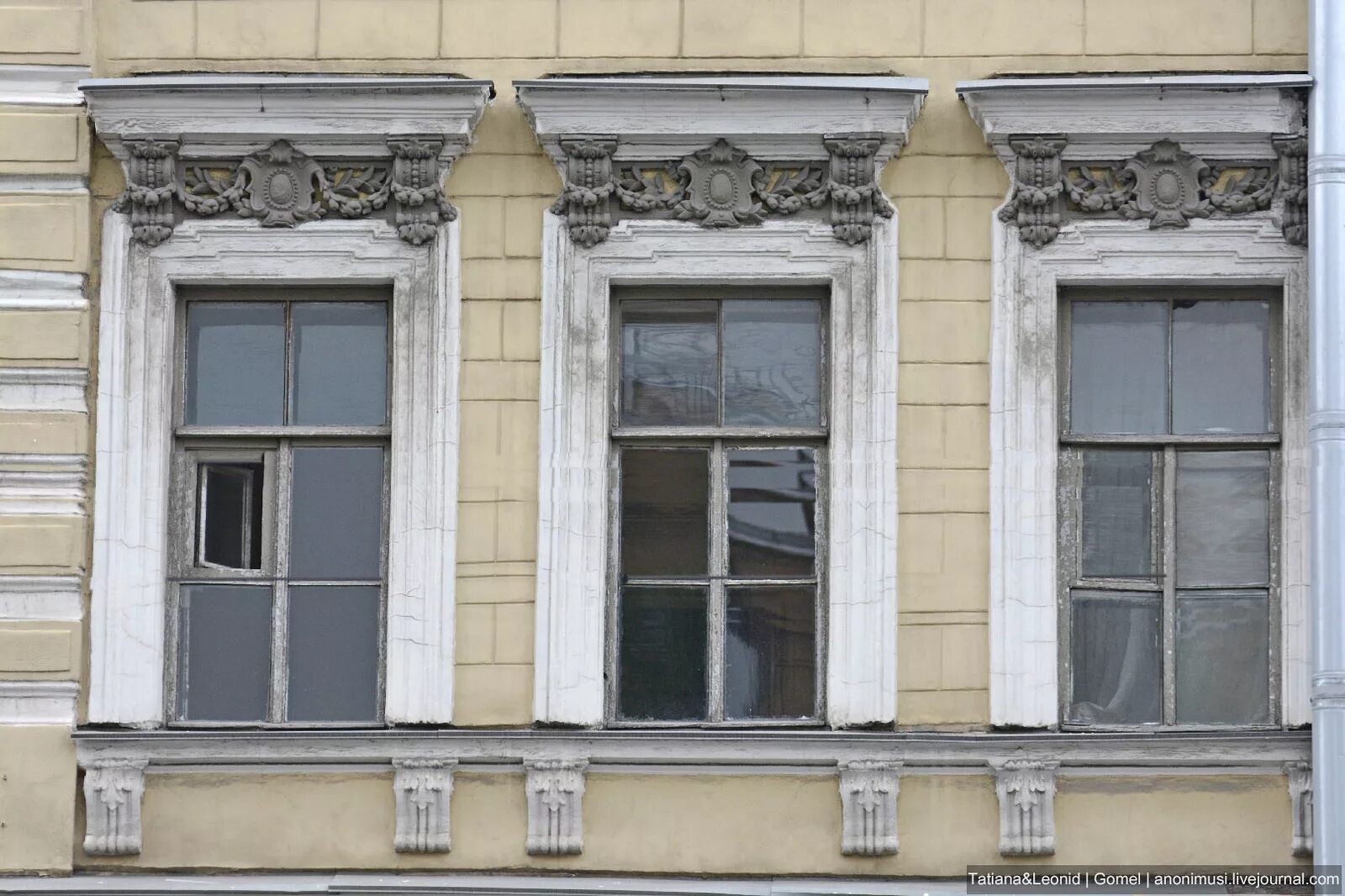 Окна Петербурга в СПБ. Окно с улицы. Пластиковые окна в исторических зданиях. Окна питерских зданий.