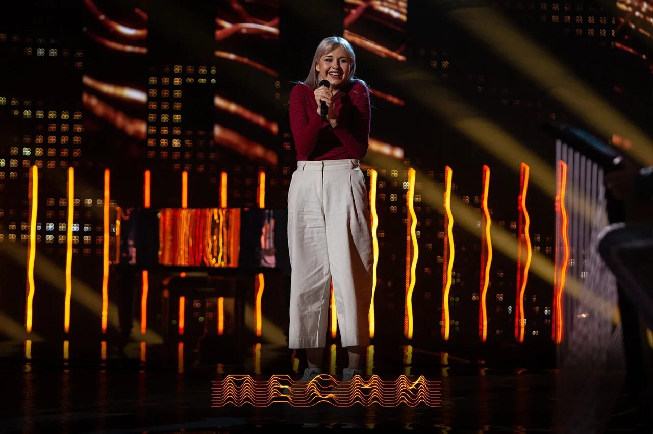 песня прямо на стол она расселась