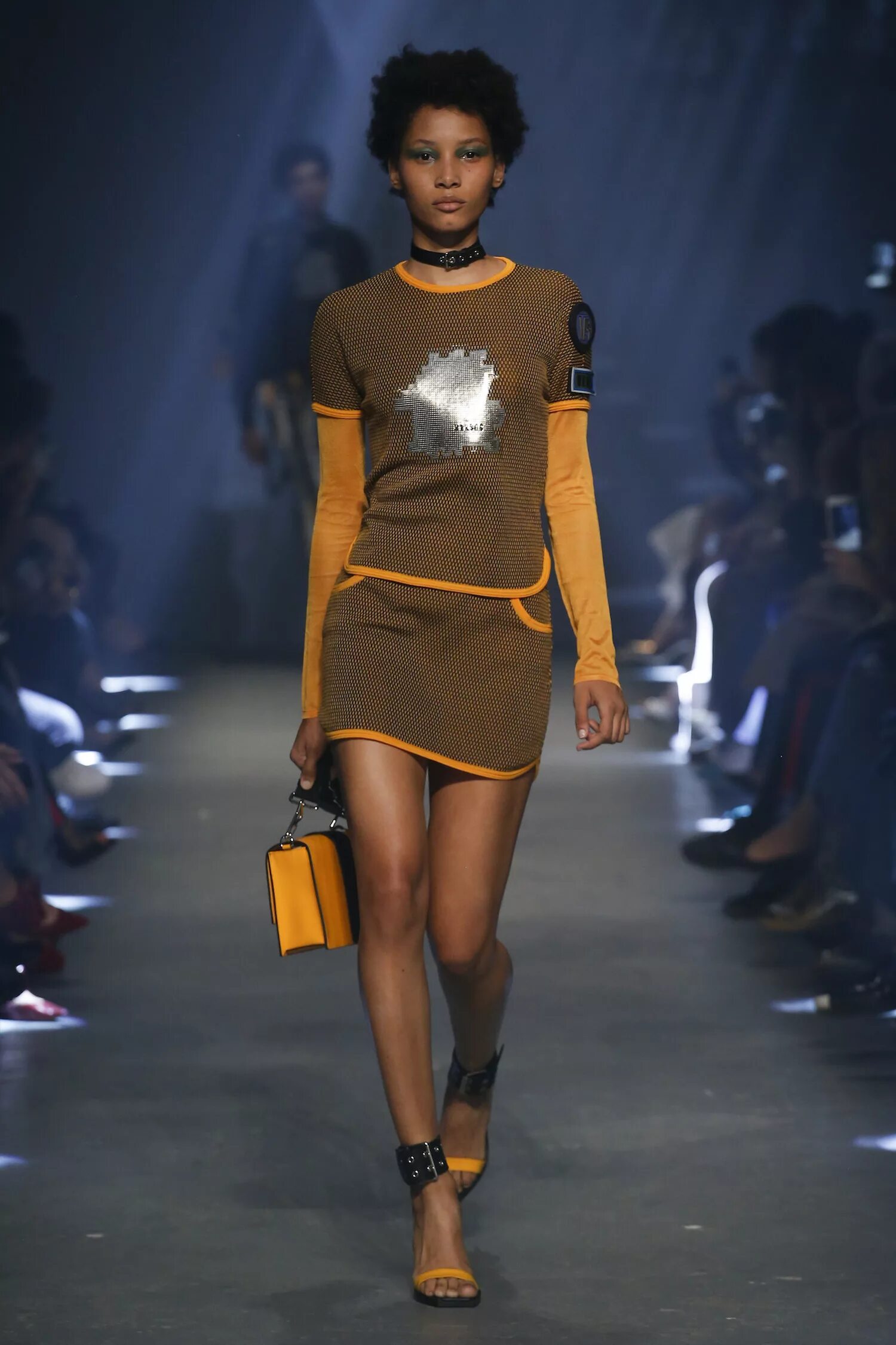 Мод versus. Показ версаче 2017 весна лето. против моды. одежда 2017 года. ready-to-wear ss 21.