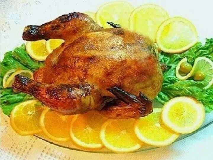 Украсить курицу. Курица на тарелке. Украшение жареной курицы на тарелке. Курица на праздничный стол. Как украсить курицу.