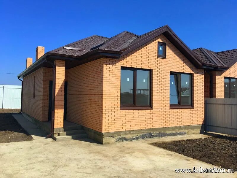 одноэтажный дом из желтого кирпича. маленький домик в станице. частный дом вторичка. частный дом. авито г краснодар.