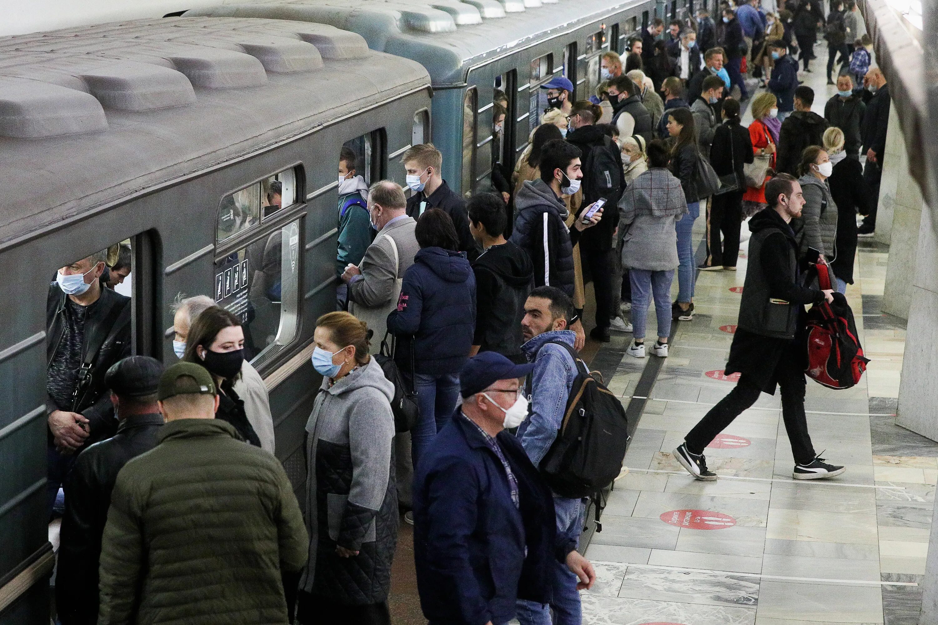 4 часа в метро. Час пик в метро в москве. часпик в московском метро. московское метро в час пик 2025. давка в метро москва.