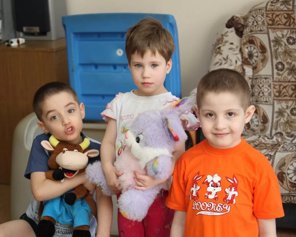 Ребенок из приюта в семью дети. Дети сироты. Одинокая мать с детьми в квартире. Детский приют дом милосердия волжский. Ребенок из приюта в семью дети.