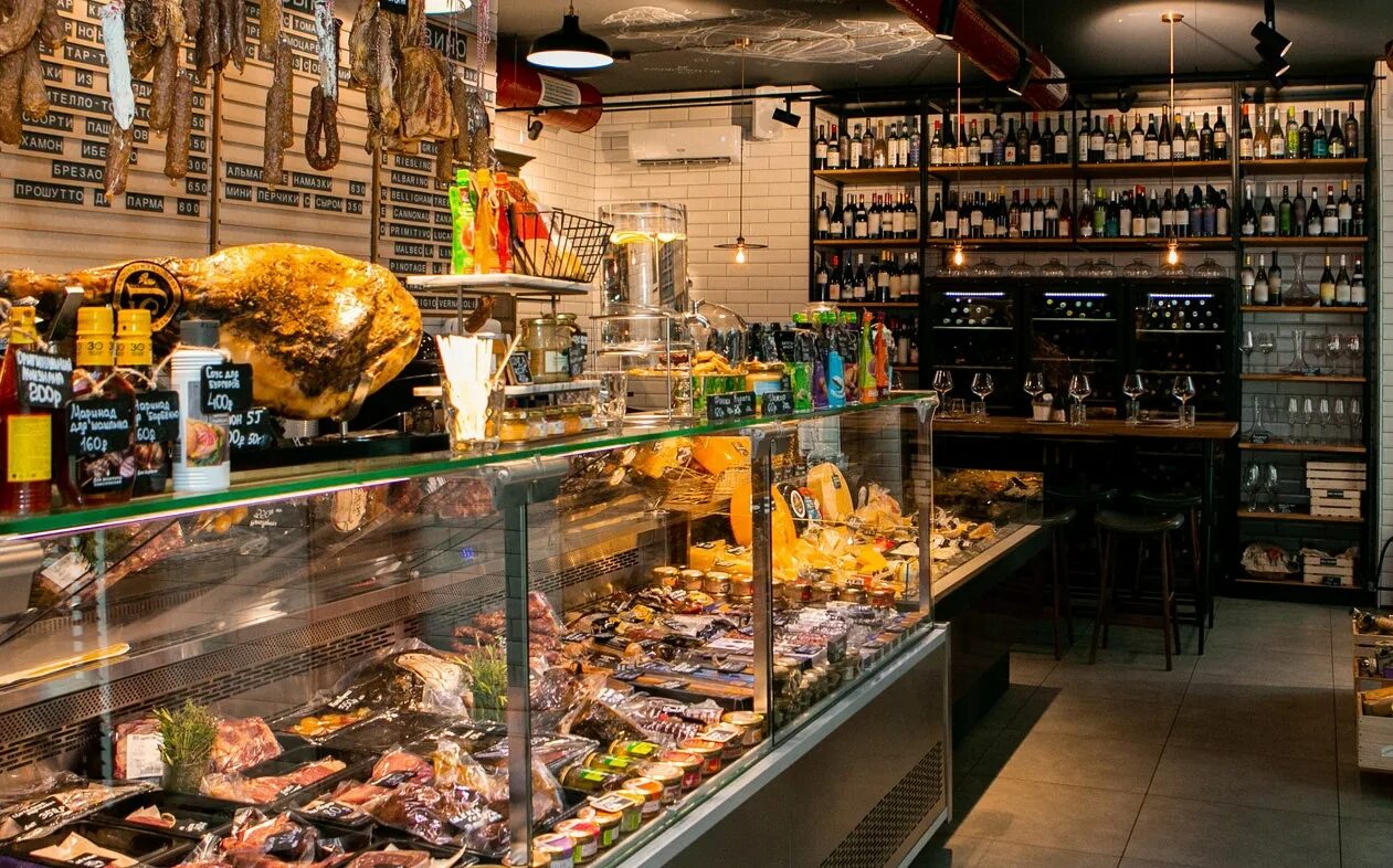 итальянская мясная лавка в италии. мясной бутик праймбиф, москва. лавка итальянских деликатесов. сыровяленая колбаса махан. мясная лавка в испании.