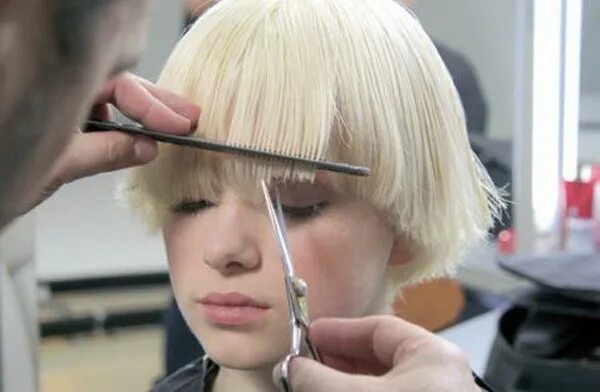 правильная стрижка челки. челка филиповочными нодницами. филировочные ножницы для стрижки. как подстричь челку филировочными ножницами. филировочные ножницы для стрижки.