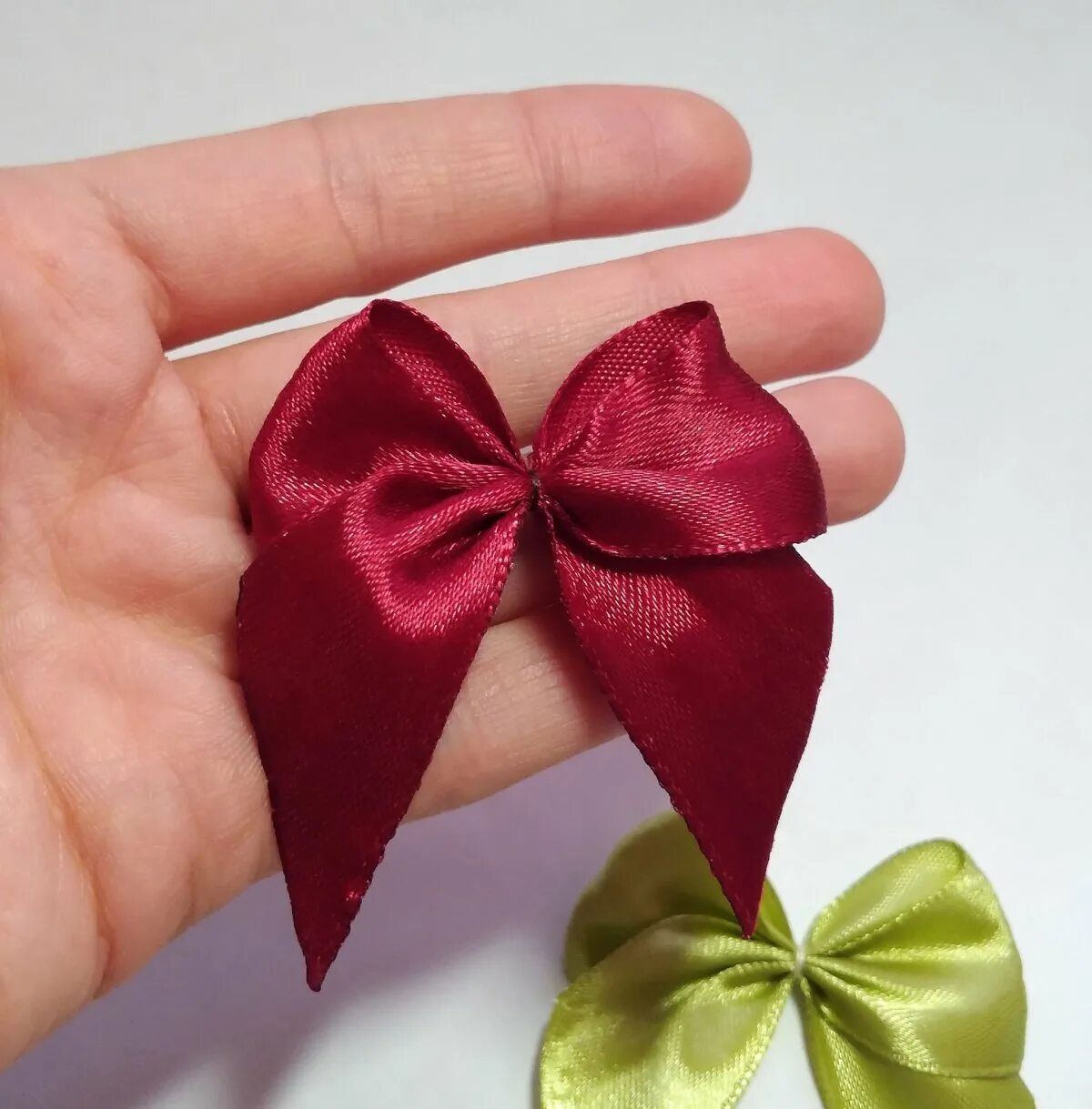 Сделать красивый бант из атласной ленты. Бантики из атласных лент. Красивый бант на подарок. Сделать красивый бант из атласной ленты. Бантики из атласных лент.