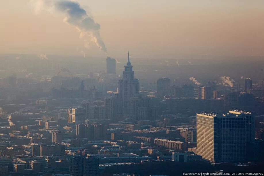 Дом воздуха москва. Москва Сити 2010. Экология Москвы. Загрязнение атмосферы в Москве. Грязный воздух в Москве.