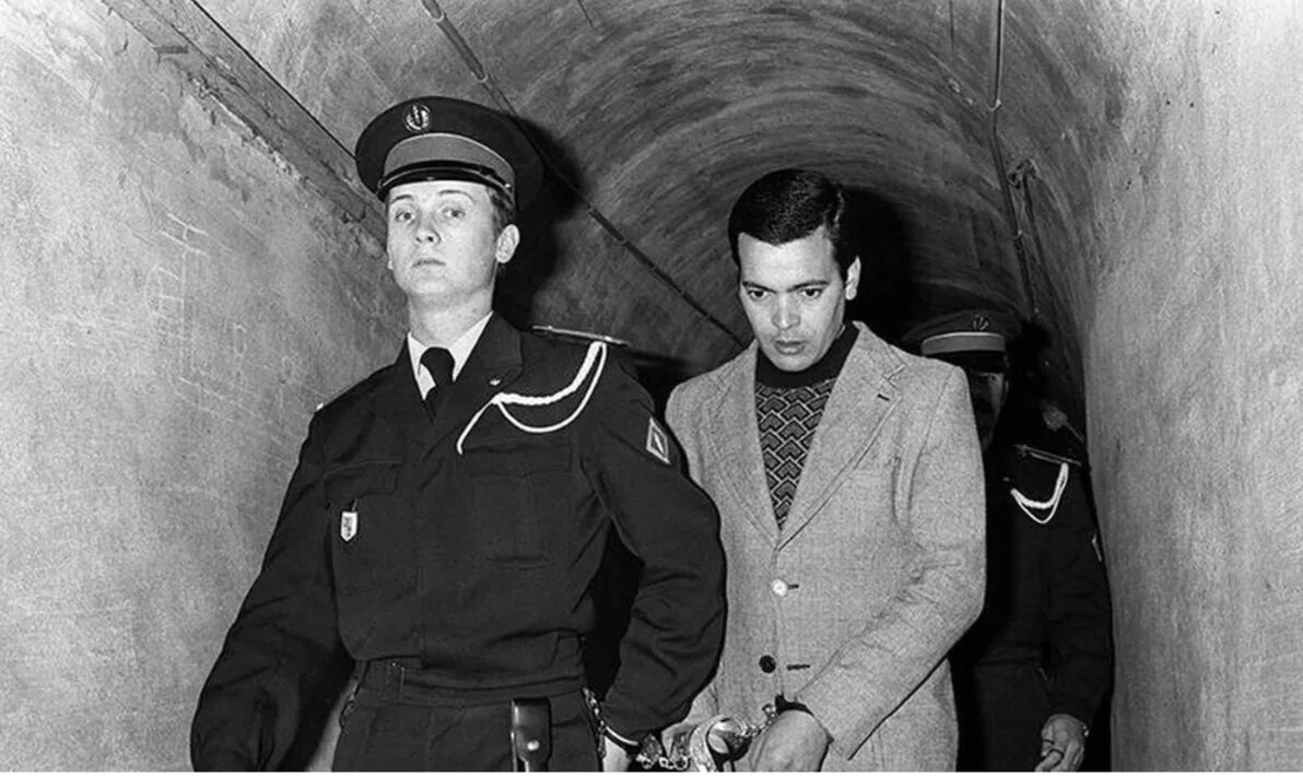 Во франции смертная казнь была отменена. Казнь эжена вейдмана версаль 1939. Казнь на гильотине франция 1977. Публичная казнь на гильотине франция 1939 год. Гильотина казнь в франции.