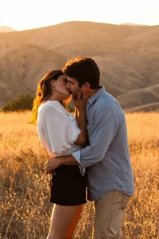 Красивые влюбленные пары. Девушка с парнем с боку. Стоят в обнимку. Фотосессия с парнем. Девушка с парнем с боку.