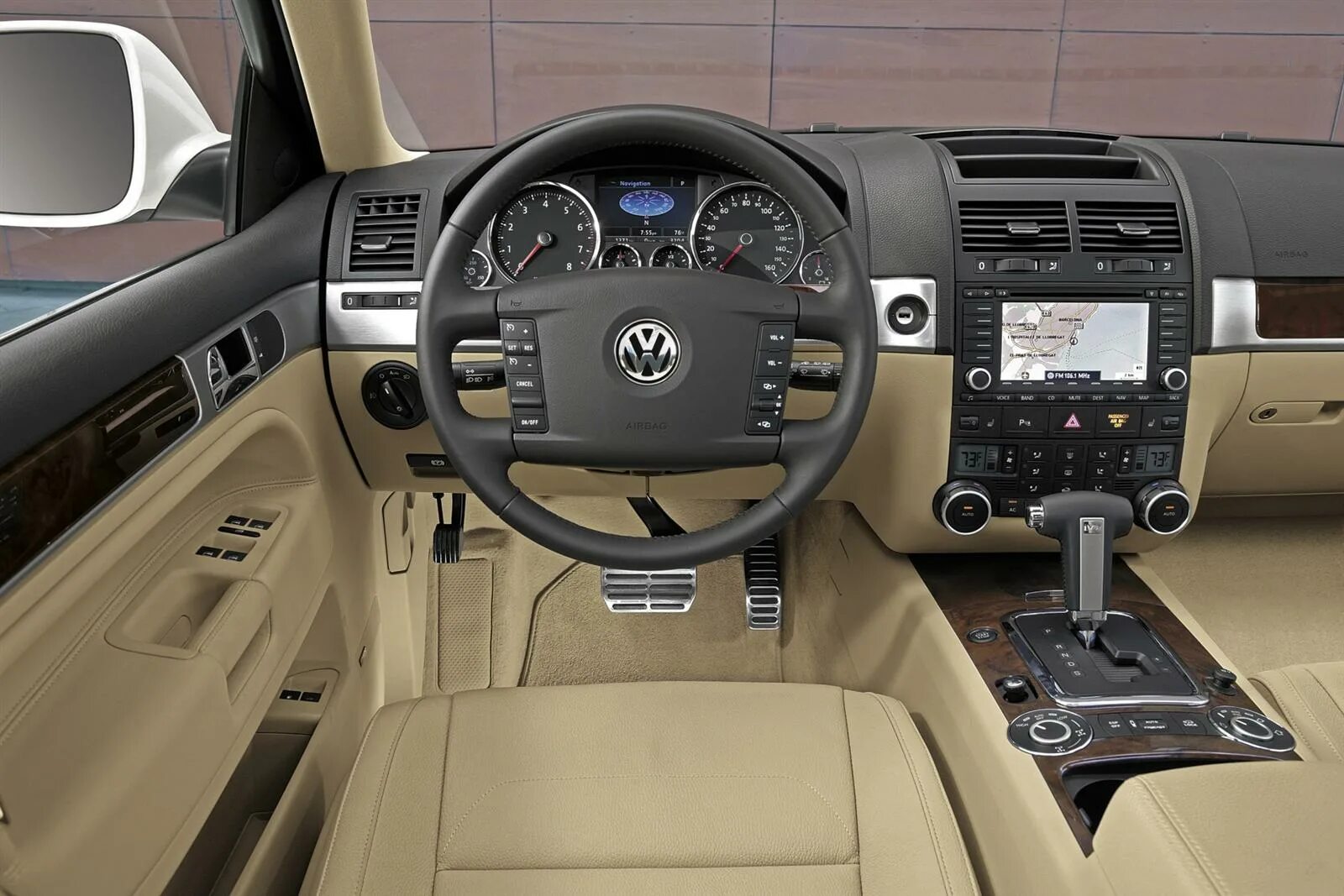 Volkswagen touareg 2009. Фольксваген Туарег 2007 салон. Фольксваген Туарег 2008. Фольксваген Туарег 2010 салон. Фольксваген Туарег 2007 года.