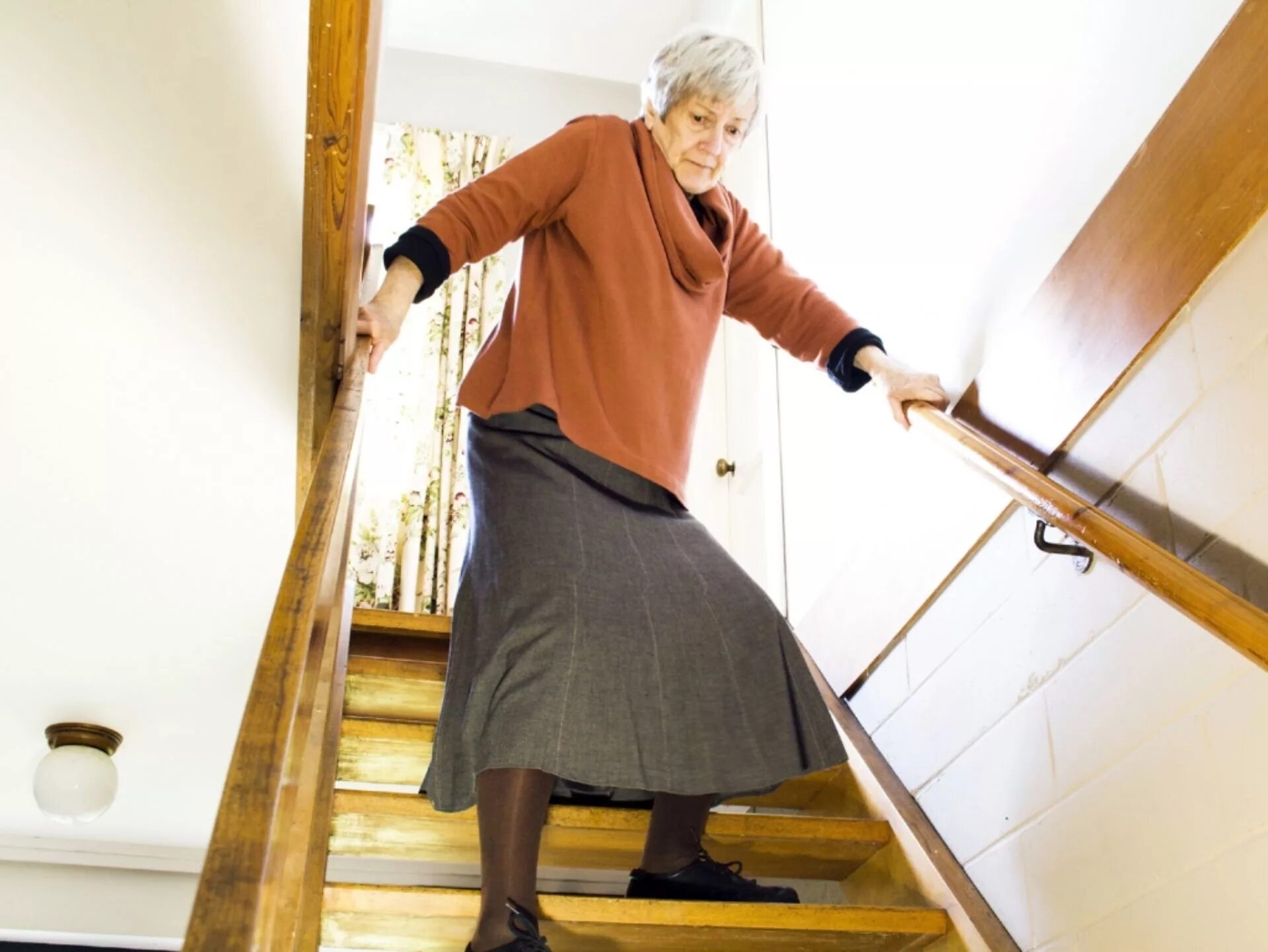 Бабушка снизу. Лестница для пожилых людей. Бабушка на лестнице. Спускается по лестнице пожилая женщина. Травматизм пожилых людей.