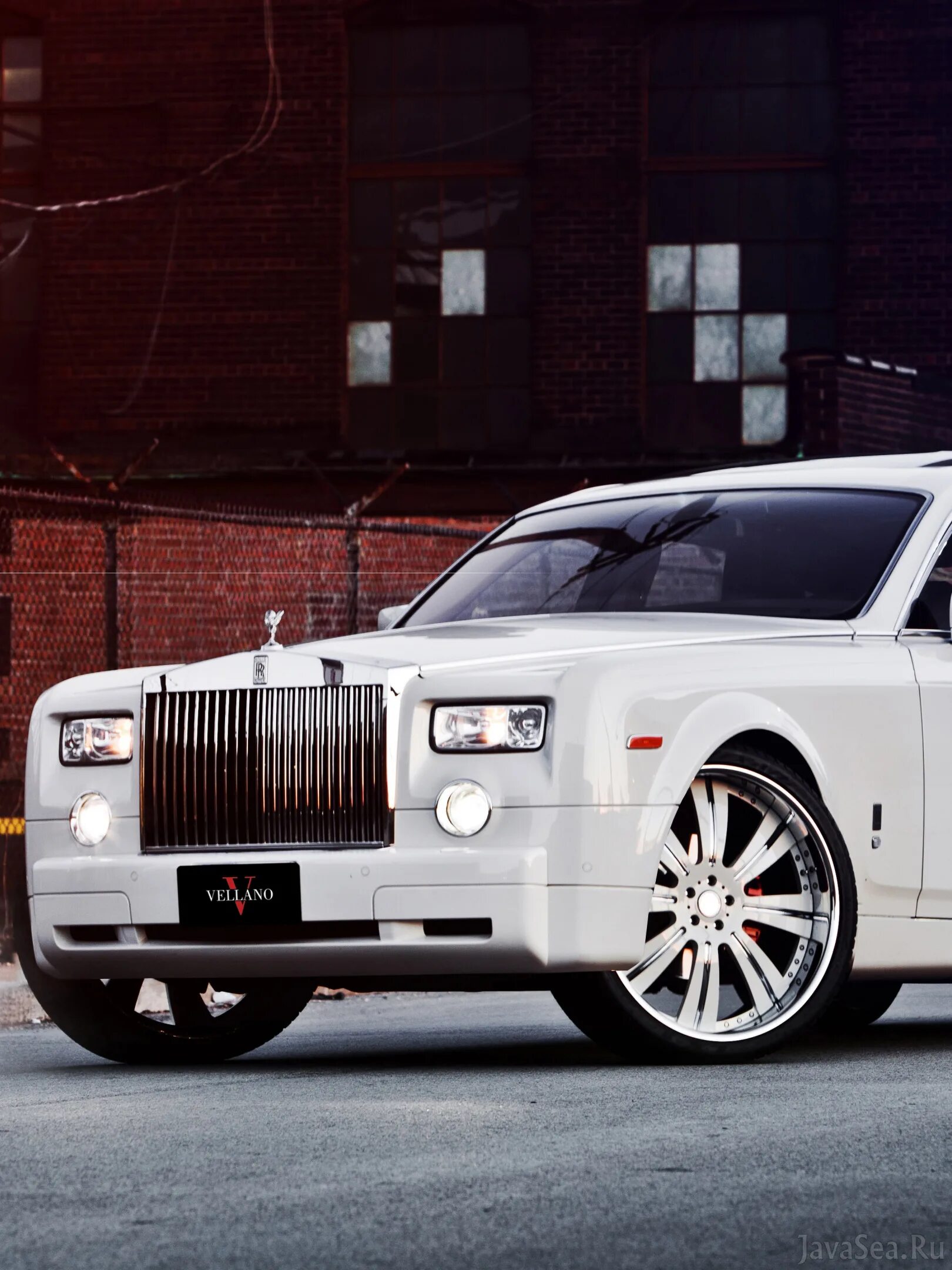 Белый роллс. Роллс Ройс. Машина Роллс Ройс. Rolls Royce Phantom белый. Rolls Royce Фантом.