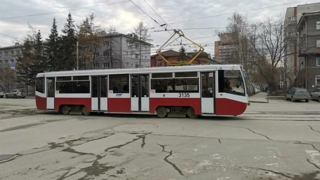 Трамвай 13 Новосибирск. 14 Трамвай Новосибирск. Сквер 13 трамвай Новосибирск. Трамвай Новосибирск 2202.