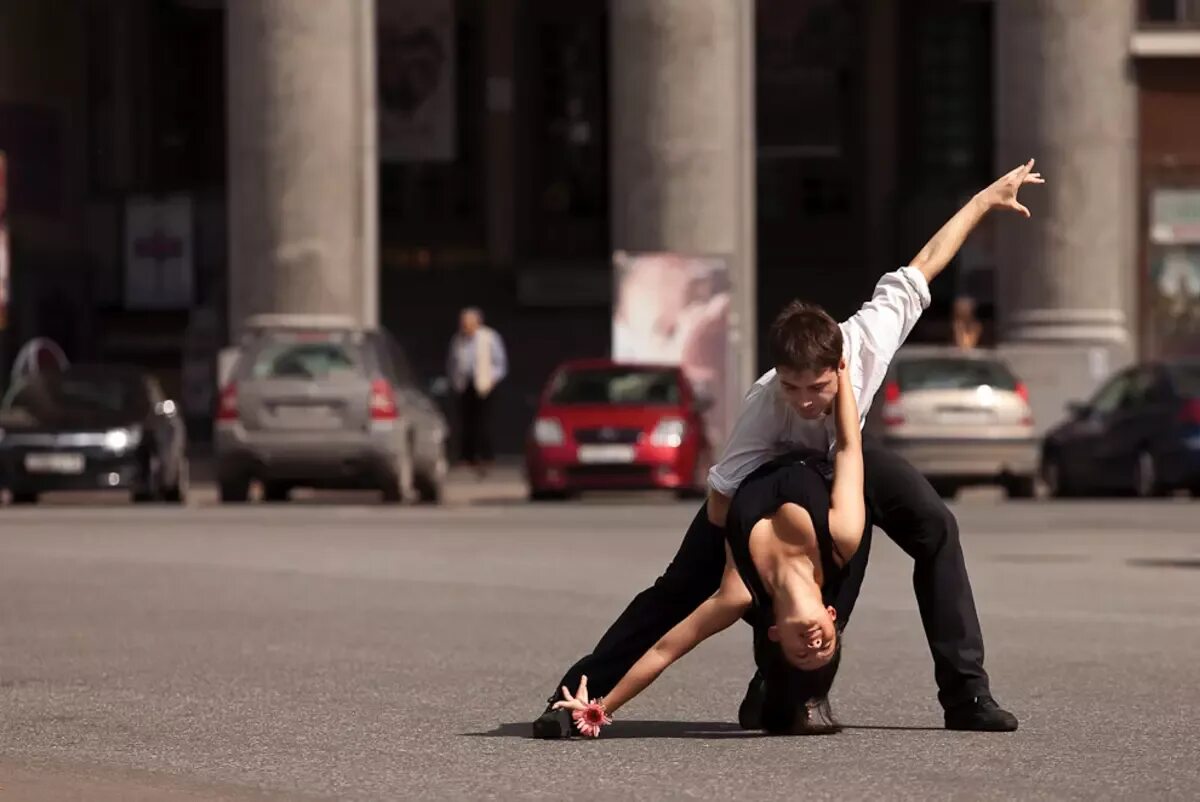 Doing dance. Виталий Соколовский Танцующий Петербург. Человек в движении. Танцоры на улице. Фотосессия танец на улице.