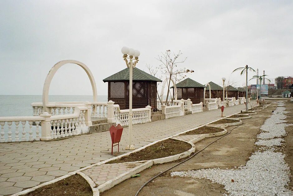 Махачкала возле моря. Махачкала берег каспийского моря. Махачкала набережная каспийского моря. Каспийское море махачкала пляж. Махачкала каспийске мое.