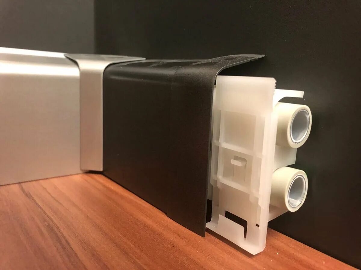 Плинтус для труб. Плинтус для труб aqua 37. Плинтус aqua37 grace. Плинтус канал для труб отопления герц. Плинтус aqua 37 для скрытия труб.