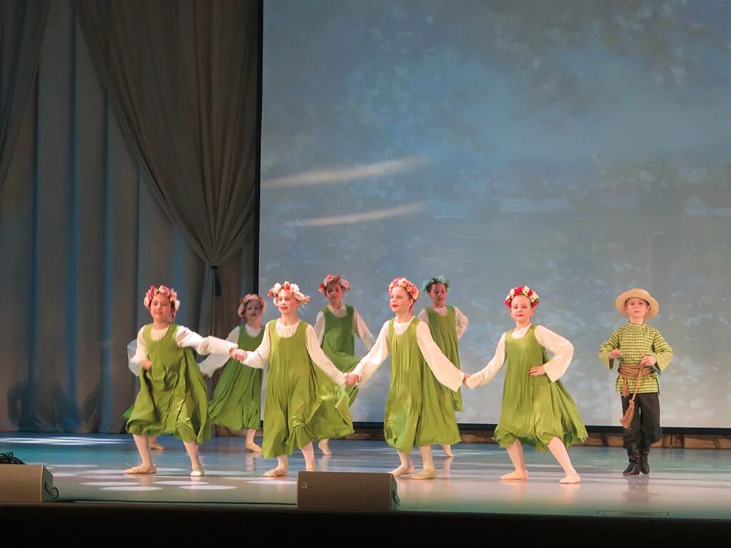 Ансамбли 4 класс. Детский сад на зайцева. Ансамбли 4 класс. Костюмы для ансамбля. Образцовый ансамбль эстрадного танца акцент бродвей.