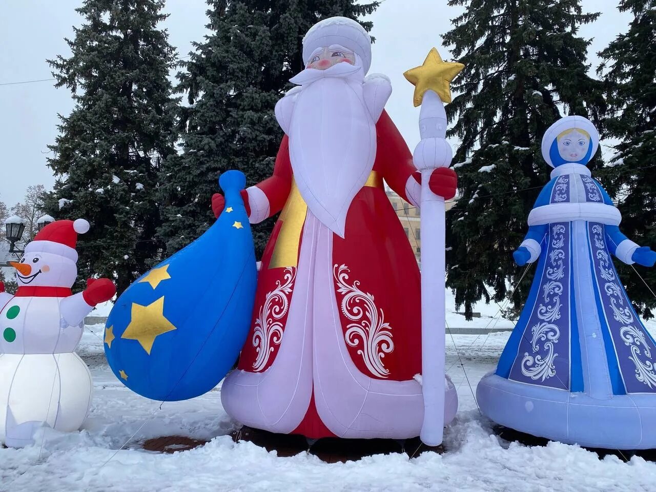 новогодний фон с дедом морозом. подарки деда мороза. подарки под ёлкой. подарки деда мороза. подарок на новый год с елкой.