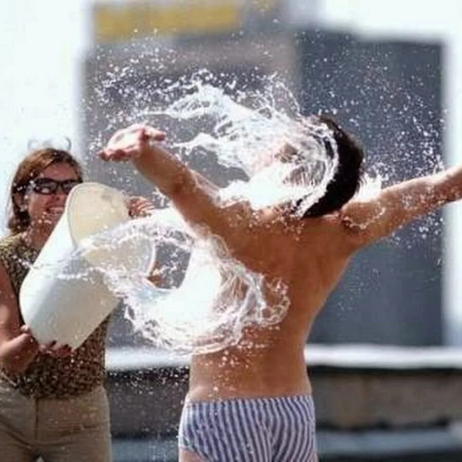 Обливание летом. Девушка обливается водой. Облили водой. Освежись в жару. Холодная вода в жару