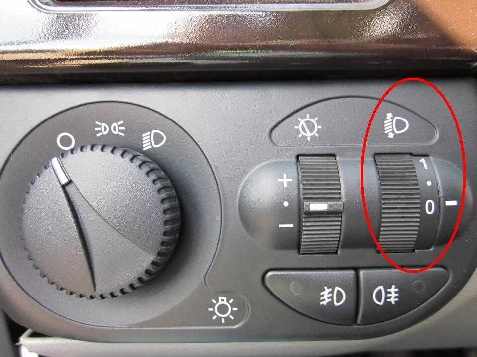 Регулировка дверных замков лада приора. Габаритные лампы передней фары приора 1. Регулировочные винты фары приора. Лада калина схема регулировки фар. Блок регулировки фар приора.