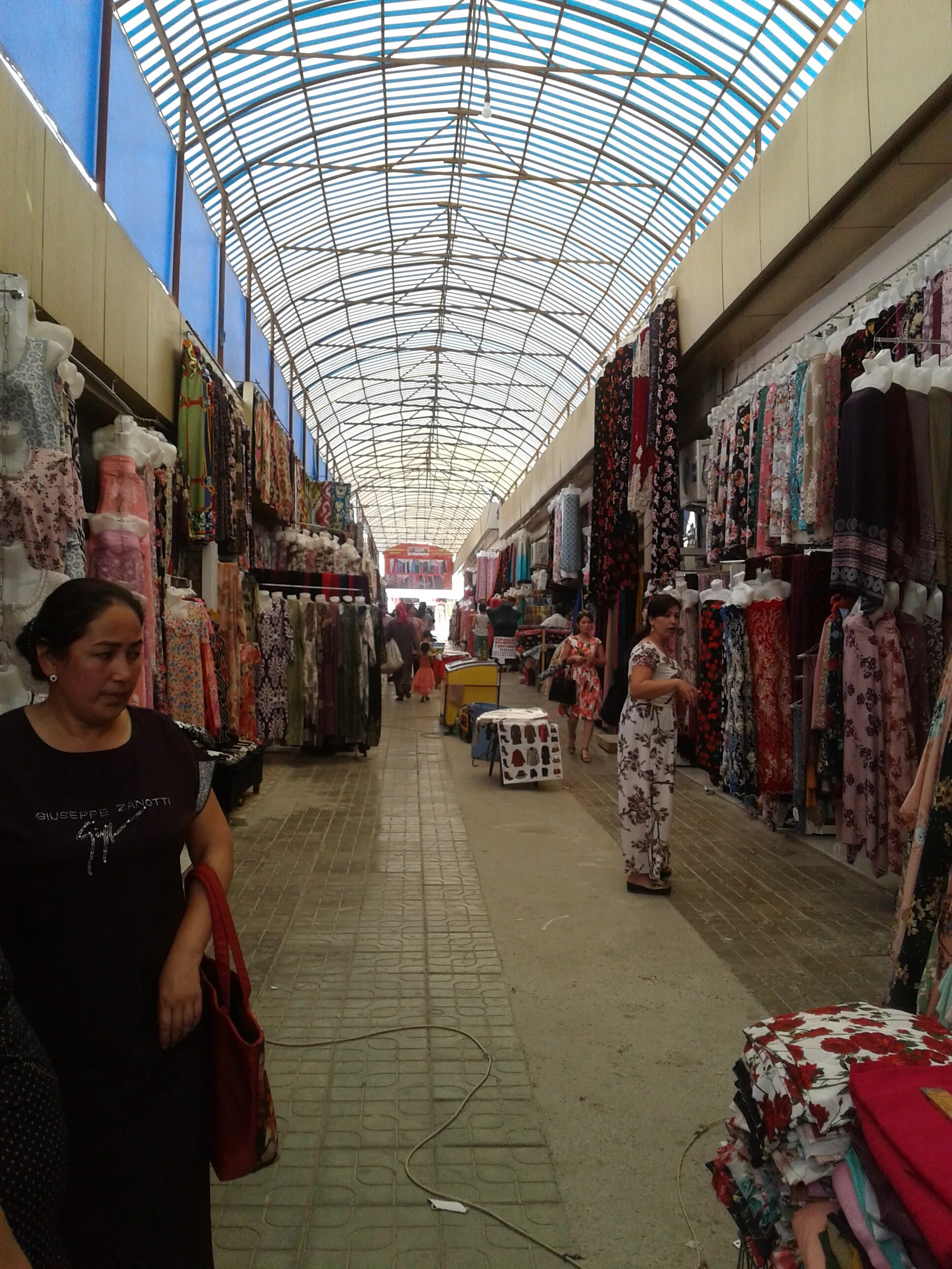 Базар вещевой Самарканд. Вещевой рынок Узбекистан Андижан. Вещевой рынок Куйлюк.. Базар Самарканд вещевой рынок.