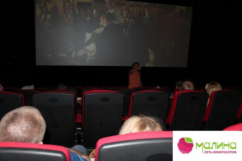 Кинотеатр аккала. Экран кинотеатра. кинотеатр в темноте. частный кинотеатр. снимок в кинотеатре.