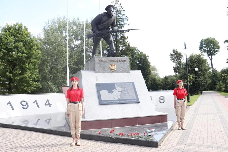 Памятник гусеву. Памятник штыковая атака в Гусеве. Памятник штыковой атаки город Гусев. Штыковая атака памятник погибшим в Гусеве. Калининград памятник «штыковая атака».