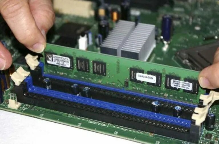 Ram Slot ddr2 on motherboard. Переходник для оперативки ddr3 для платы. Планка оперативной памяти. Материнская плата оперативка.