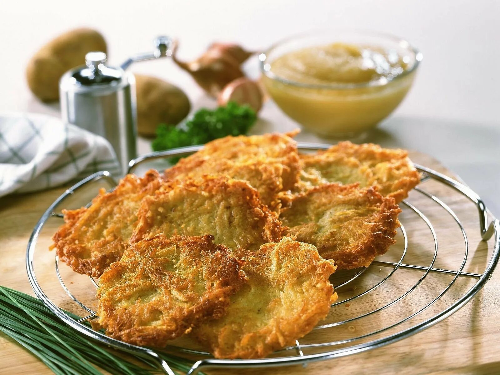 Простой рецепт вкусных драников. Дранники скортошки. Дранник Бэбэй. Драники картофельные. Картофельные оладьи.