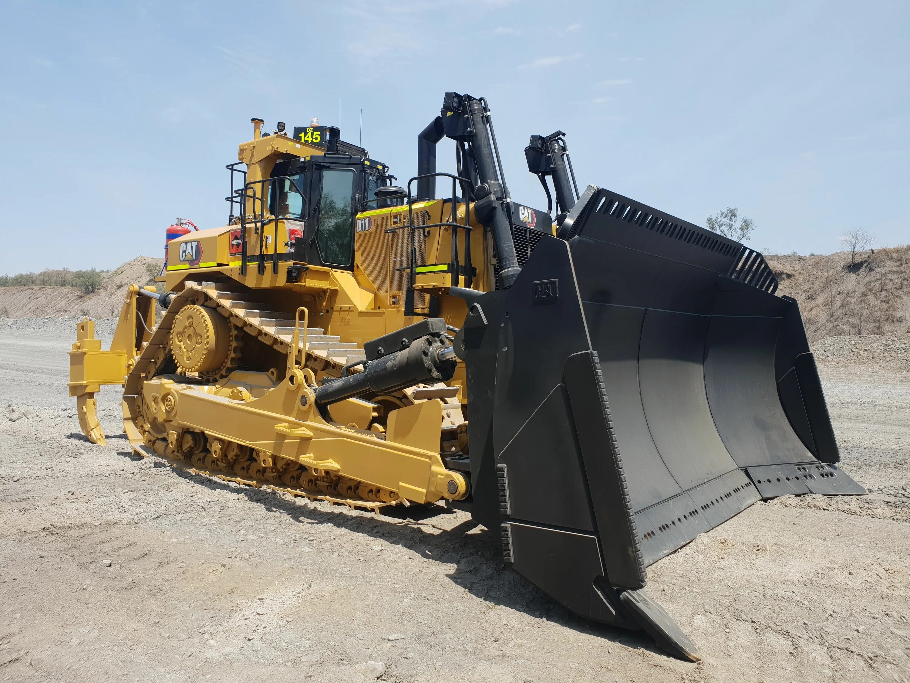 Бульдозер Caterpillar d11t. Бульдозер Caterpillar d10 d11. Катерпиллер 11 бульдозер. Caterpillar d10t кабина.